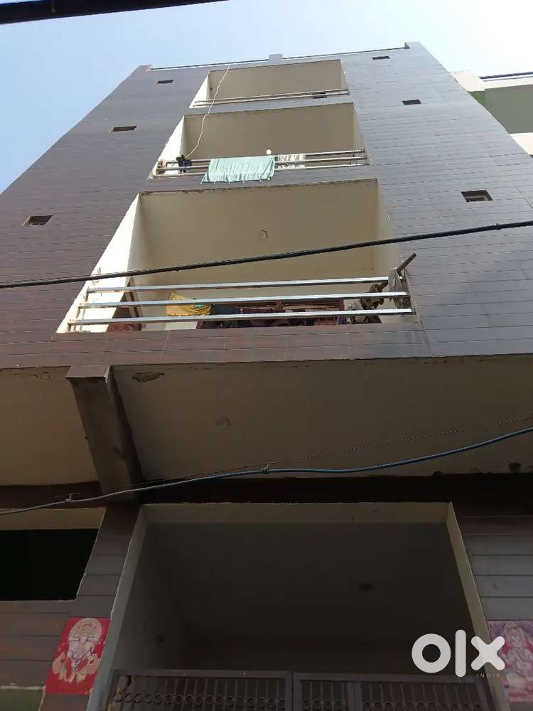 300 gaj ka house h 3 side open 4 floors