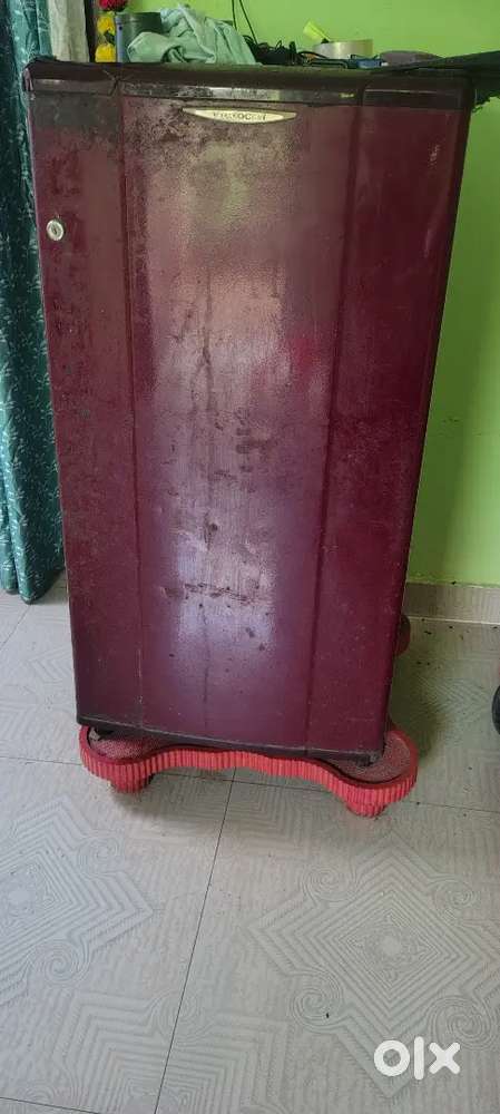 वीडियोकॉन का फ्रीज मीडियम साइज रानिग चालू कंडीशन में बेचना है