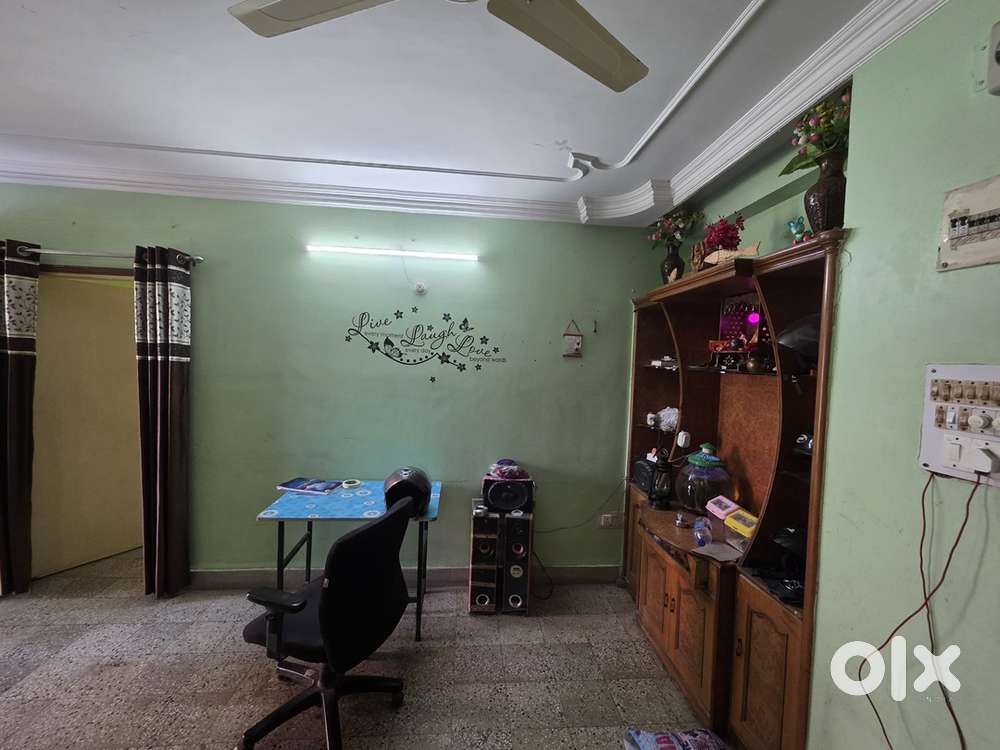 Only boys bechlor allowed falt sharing in room