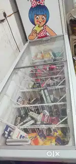 Six hundred fifty lts ice cream deep freezer with glass top