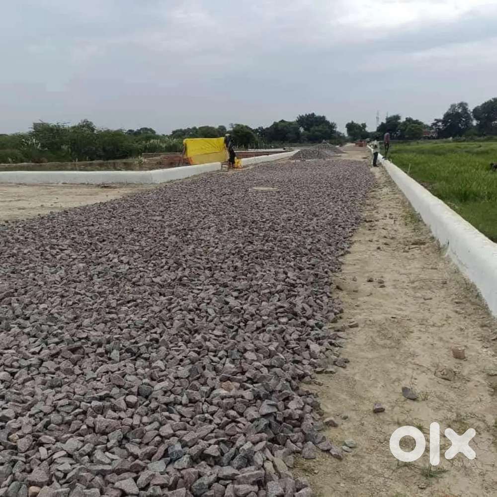 Plot for sale Sultanpur road per Gosaiganj Market samudayik kendra