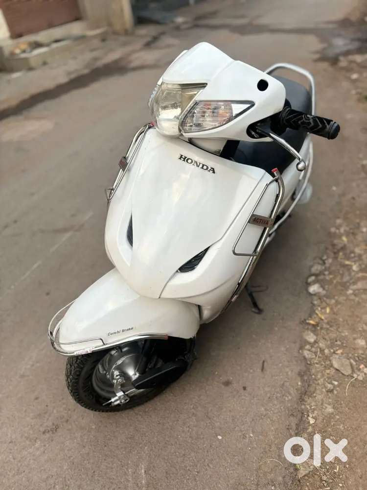 Activa 2013 model bahut acchi condition mein Hai new tyre