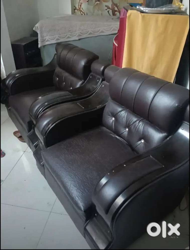 सिंगल वाले दो सोफे एक प्लाई वाला तखत और एक गद्दा है