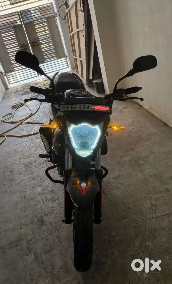 Selling Suzuki Gixxer. 155. 2015 model. 45 to 50 KMPL bike no. PB09