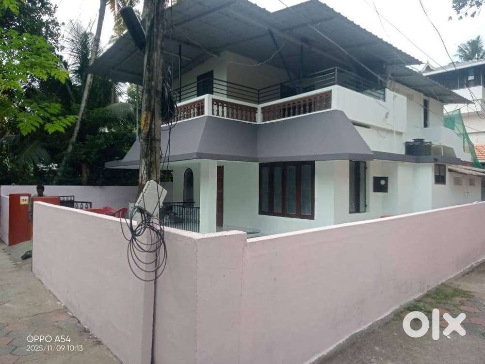 Tiles, good kitchen, goog bathroom