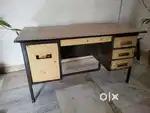 लोखंडी आणि लाकडी टॉप टेबल
