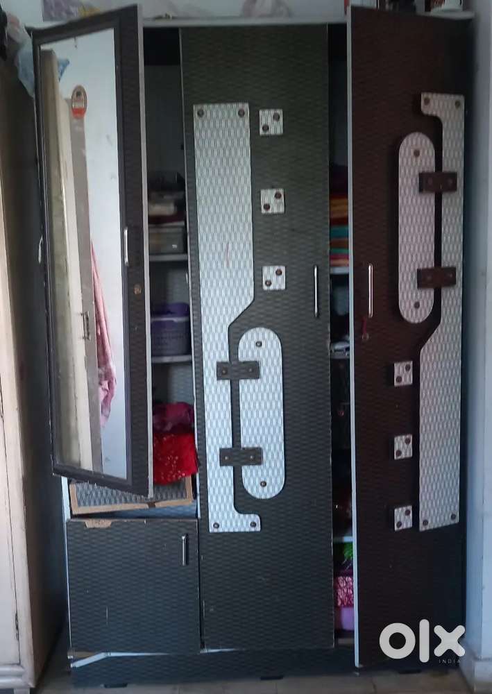 Lakdi ki almari, bed