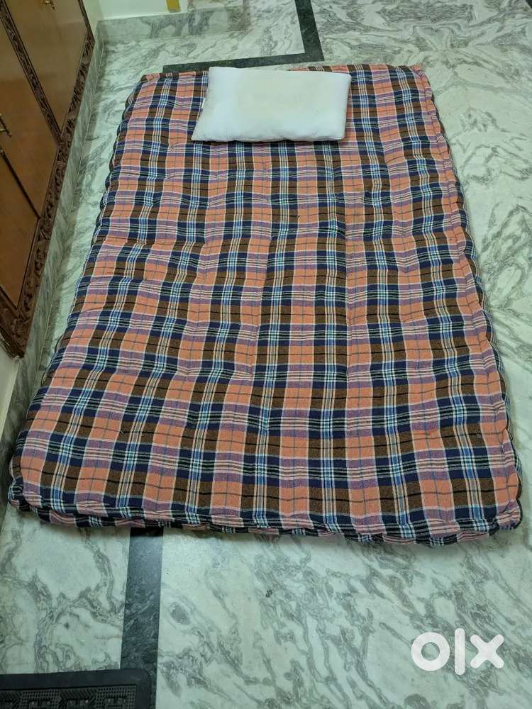 1 year old single mattress and 1 pillow 900)-