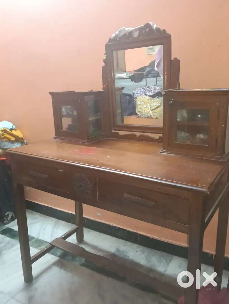 Dressing table