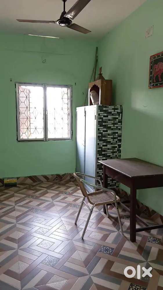 1 Set of Apartment available for 2 bachelors near City Station.