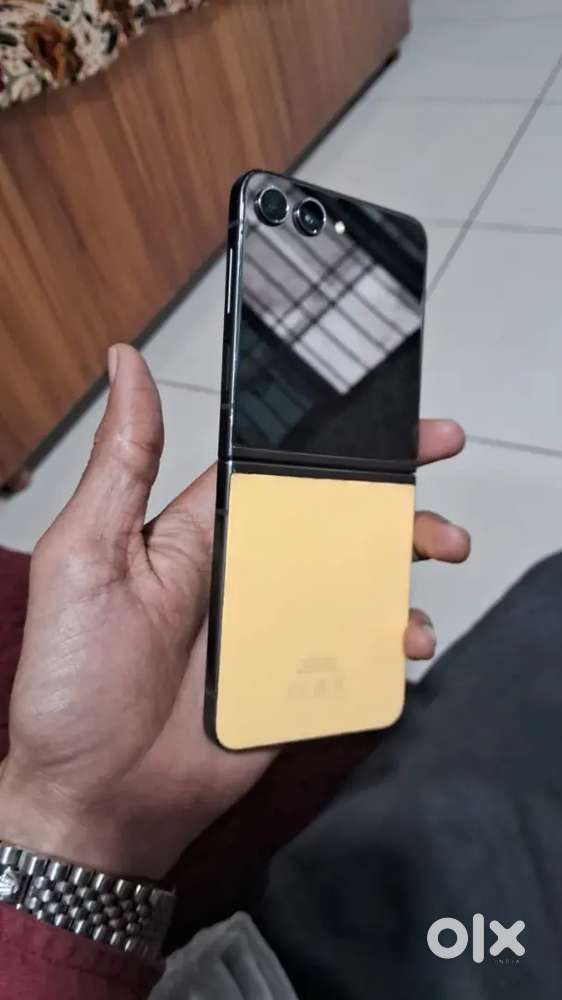 Flip 5  256 gb special edition yellow