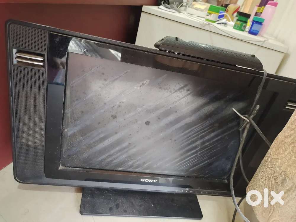 Sony 30 Inch LCD TV with remote and wall mounting bracket