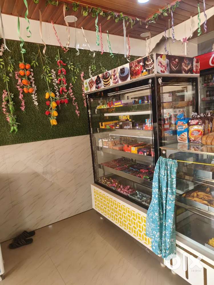 Cake  showcakj coundar full good condition