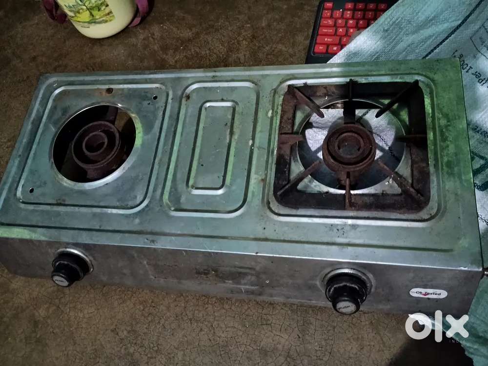 Gas stove with two burner