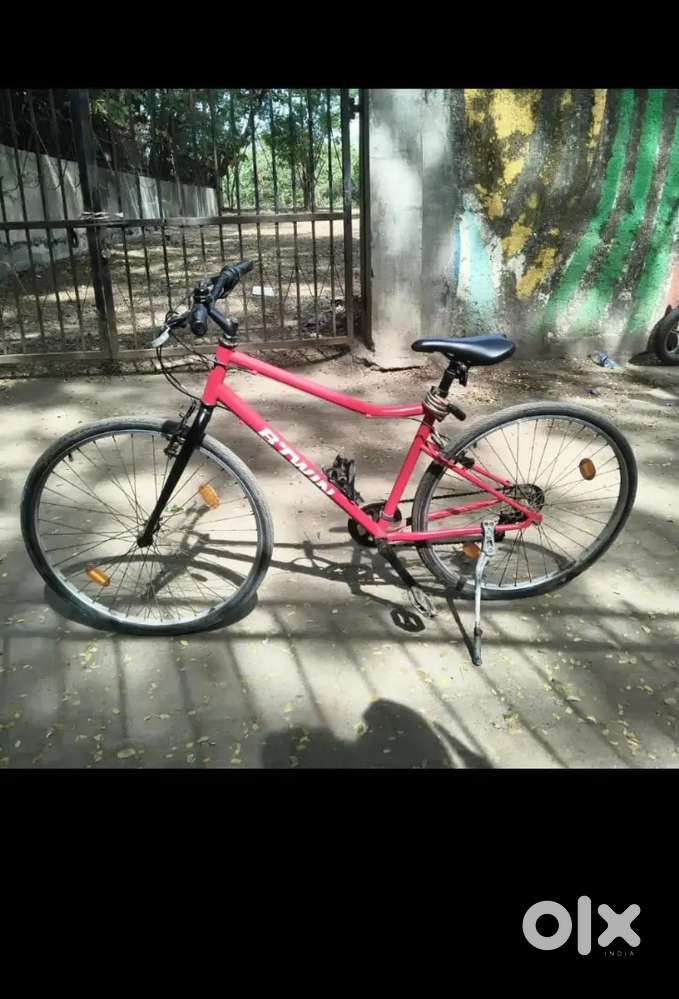 Red colour cycle and six gear