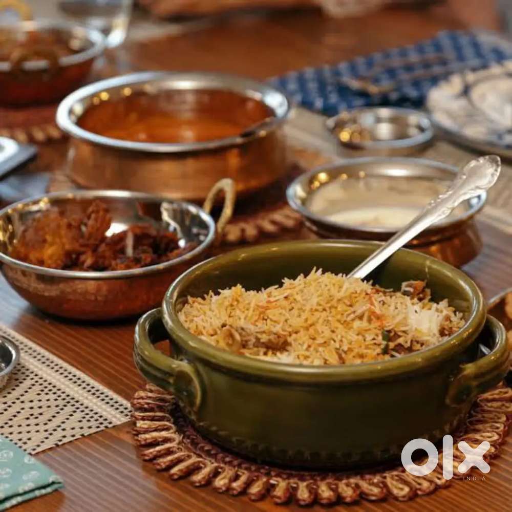 Indian cook   की आवश्यकता है in Noida.