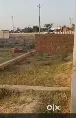 Do dukan sell ke liye ek bani Hui h ek Khali h