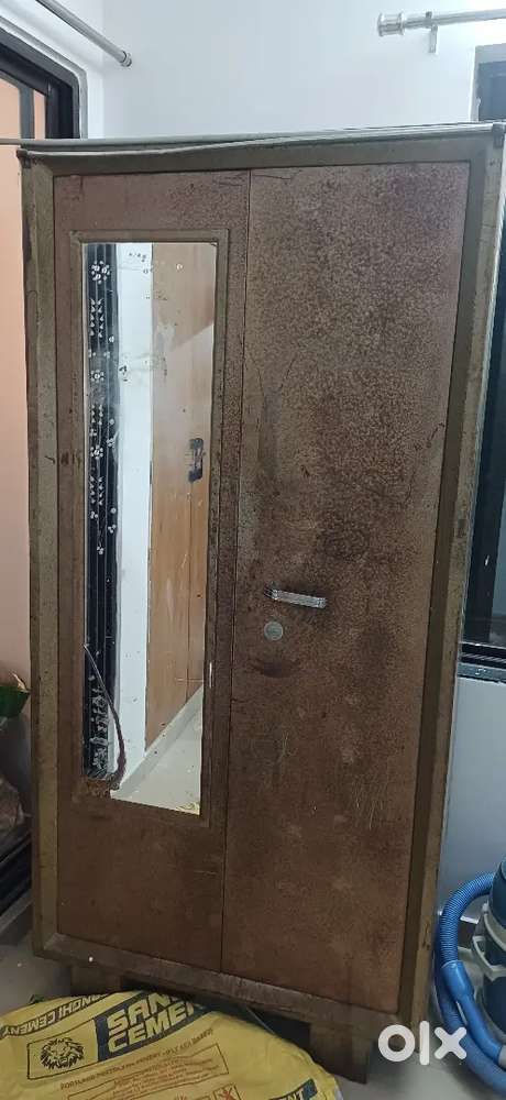 લોખંડ નો કબાટ વેચવાનો છે