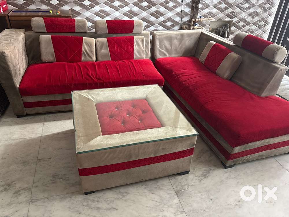 7 seater red sofa with table