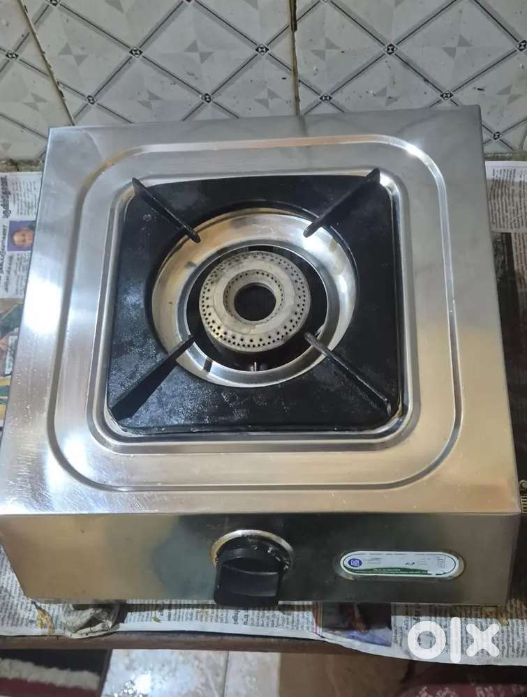 Gas stove and regulator