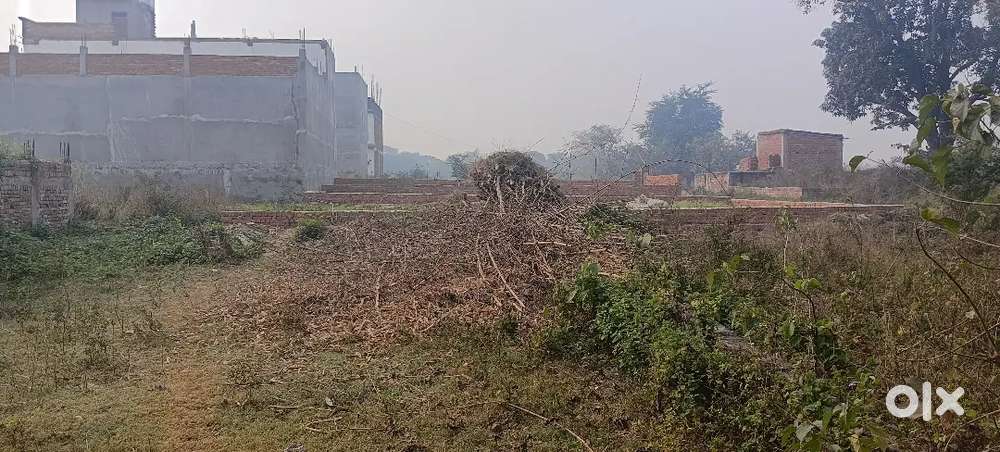 Naushad me plot h main road se 100m andar 40 fit road h in new colony