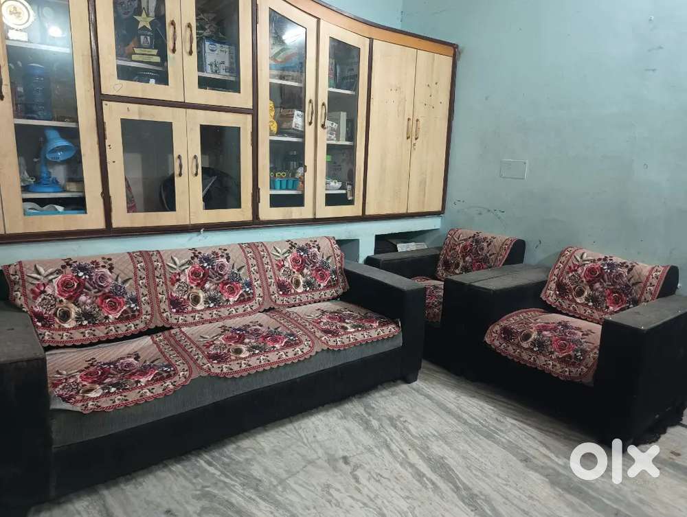 Sofa bechna hai