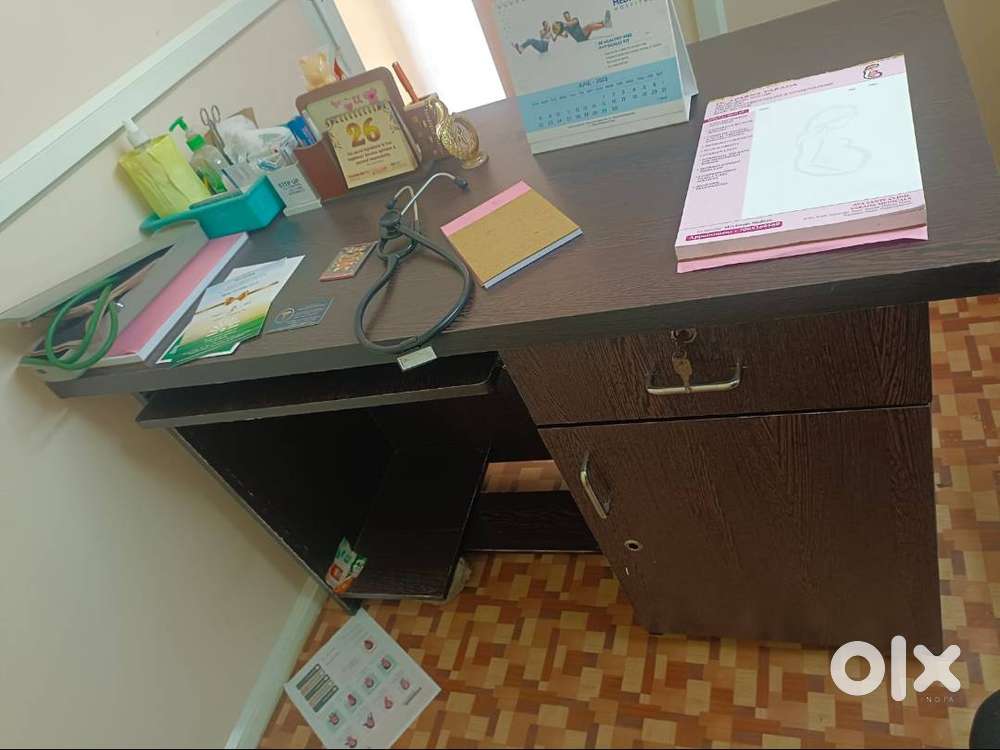 Classic Dark-Wood Office Desk — Sturdy, Lockable Drawer & Spacious Wor