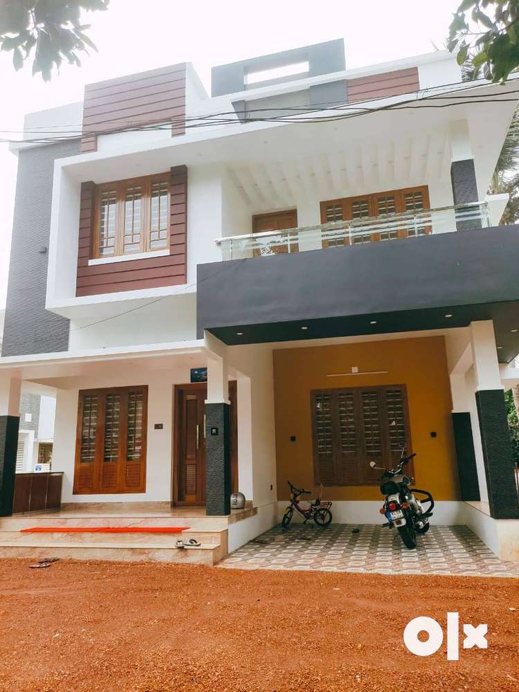 Elegant 1600 Sqft,4.8 cent,3BHK  Semi furnished Villa Thrissur