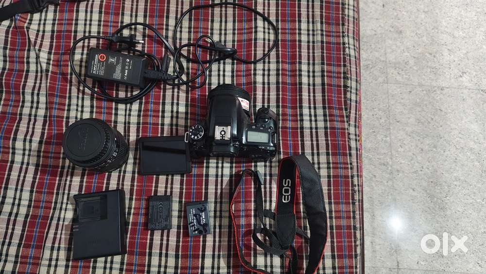 Canon camera 77d toch screen 2 battry 2 lens