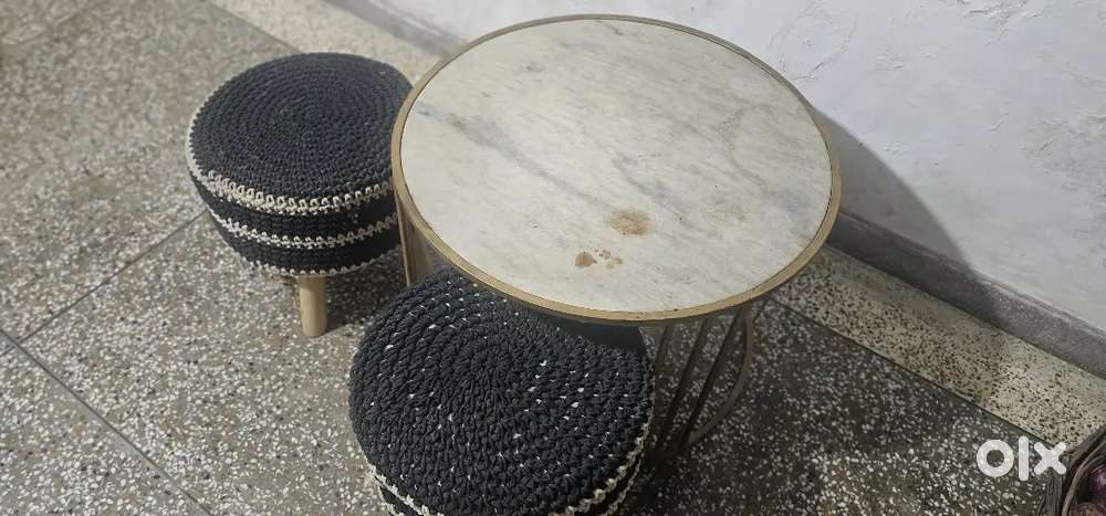 Good condition round table and 3 stool