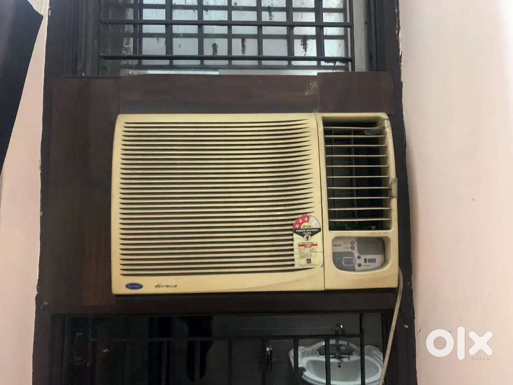 window AC 1.5 ton Carrier good condition