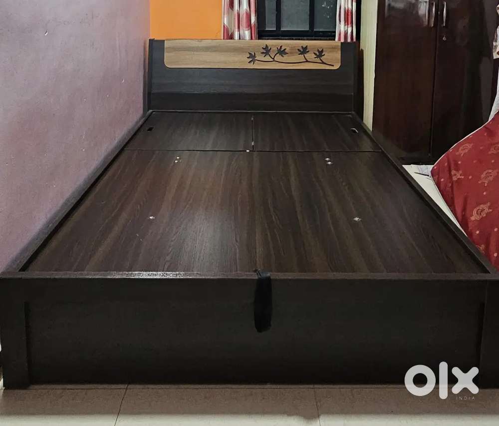 Used Wooden Queen Size Bed 6.5×5