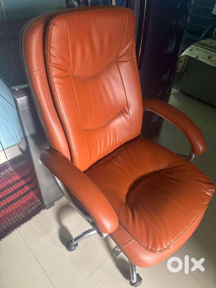 Revolving chair new elegant design charming look leatherite cushon