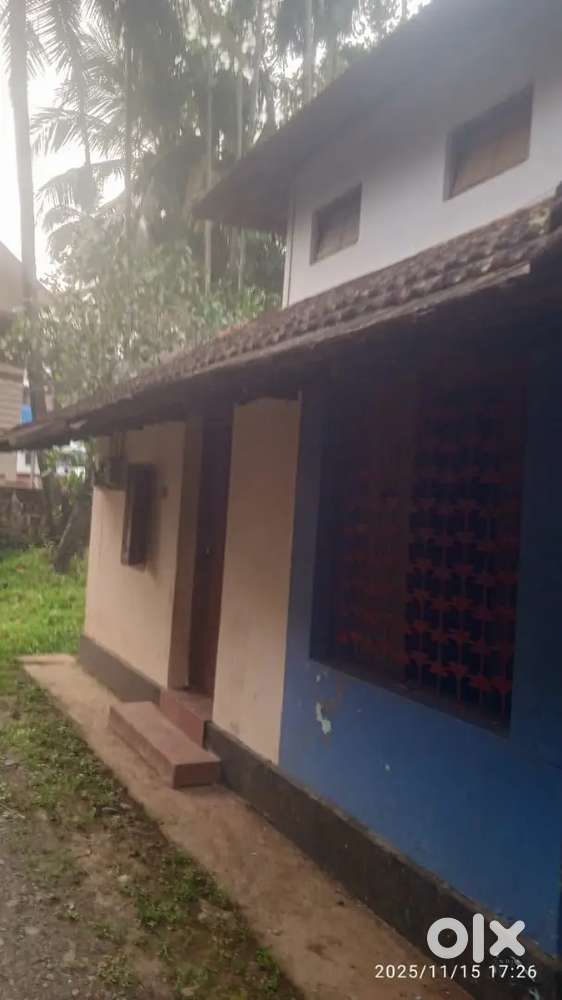 Karaparamba nr homeo college 2BHK house upstairs for rent.ഓടിട്ടത്