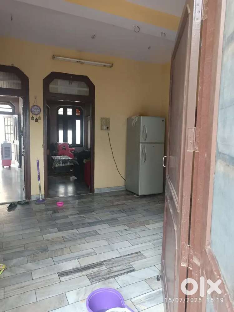 Need a girl flat mate for independent flat.