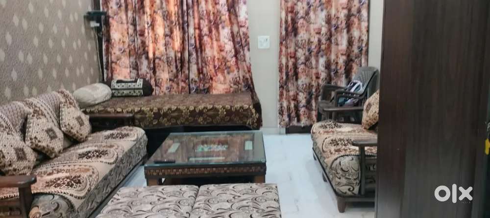 3+2 Sofa Set with Centre Table in excellent Condition