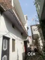8 foot rasta Hai , 2 manjil Hai ,3 room niche h 2 room uper Hai