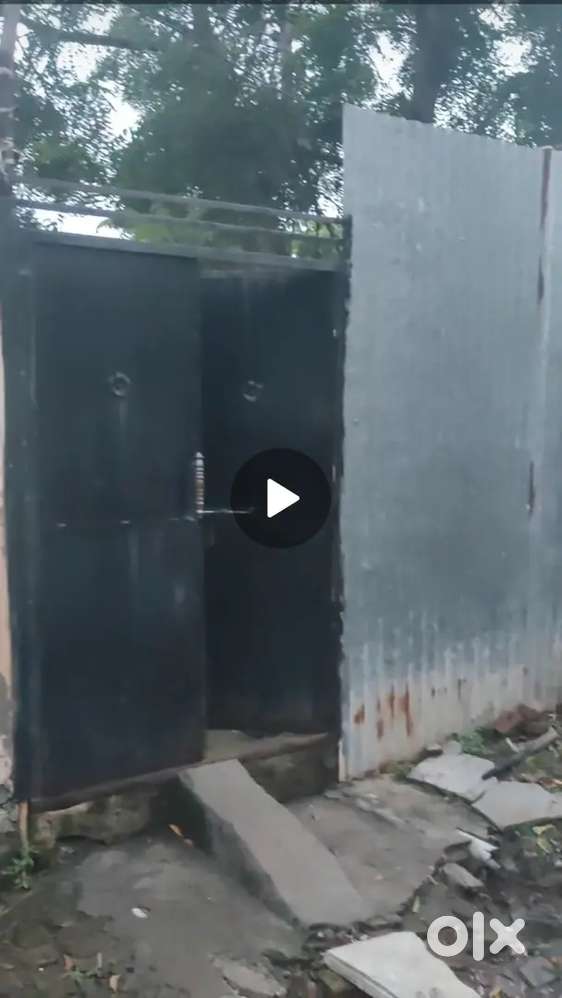 All market near from station. Good location