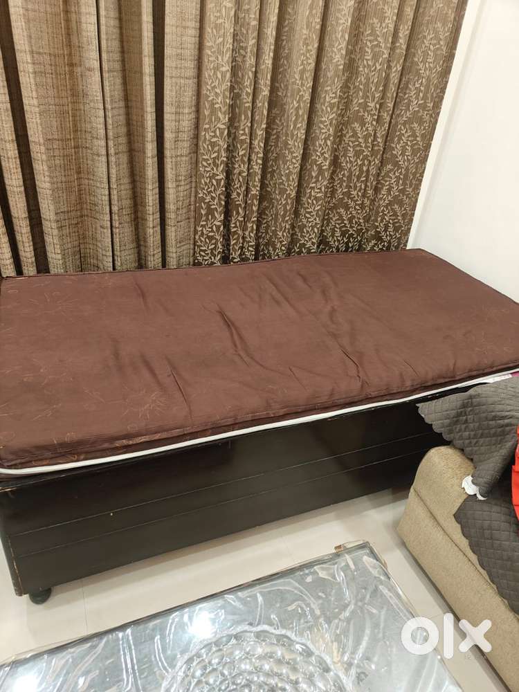 3x6 bed with mattress, dressing table & vegetables rack