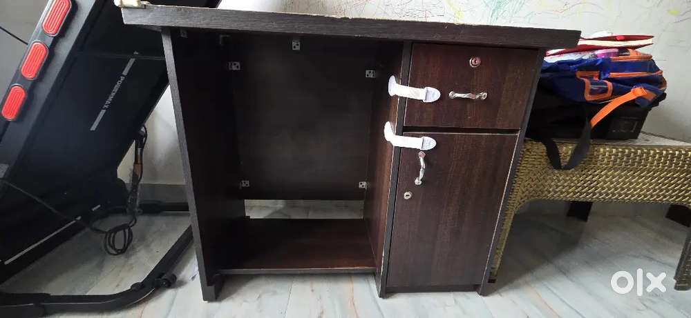 Computer Table – Compact & Sturdy