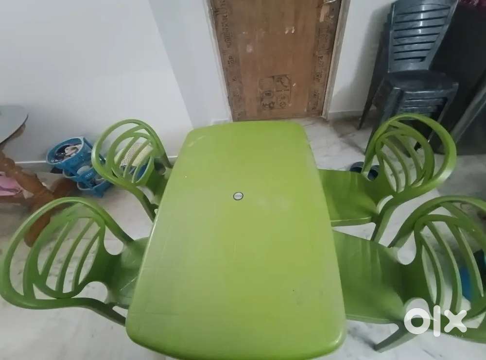 Supreme 4 seater dining table Green colour