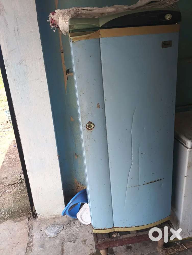 Whirlpool fridge in Running condition fixed price 5000