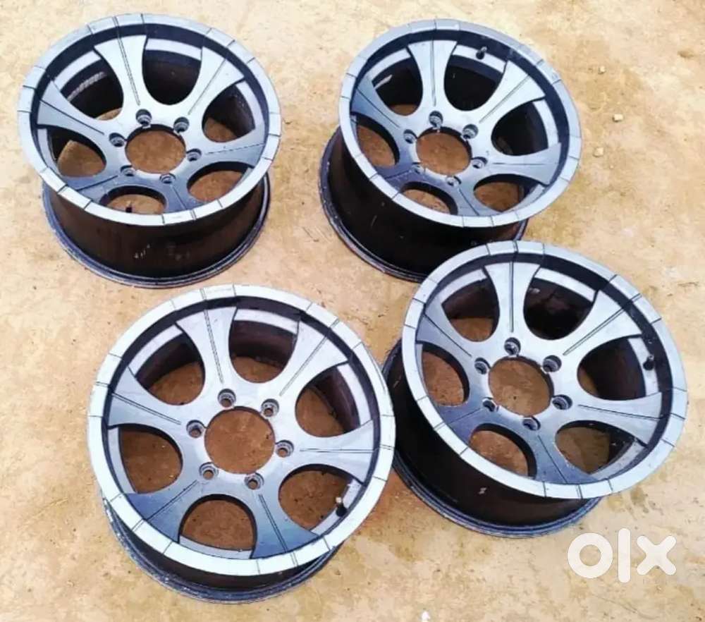 18 inch 139 PCD 6 holes alloys and 265 60 18 bridgstone 70%grip tyres.