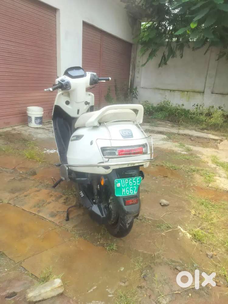 TVS IQ scuty