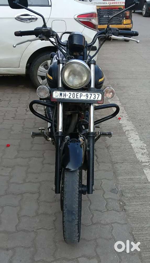 Bajaj Avenger 150 street