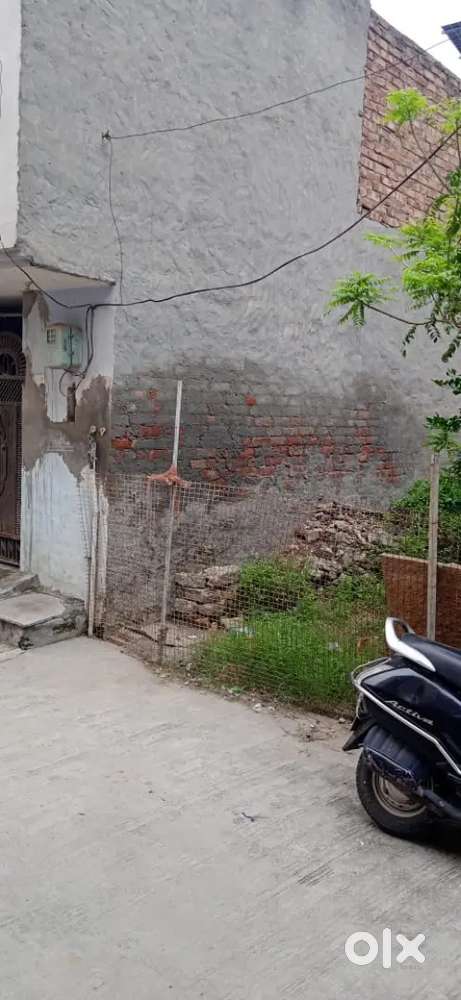 Plot h ekta colony m acha 22feet ki gli h