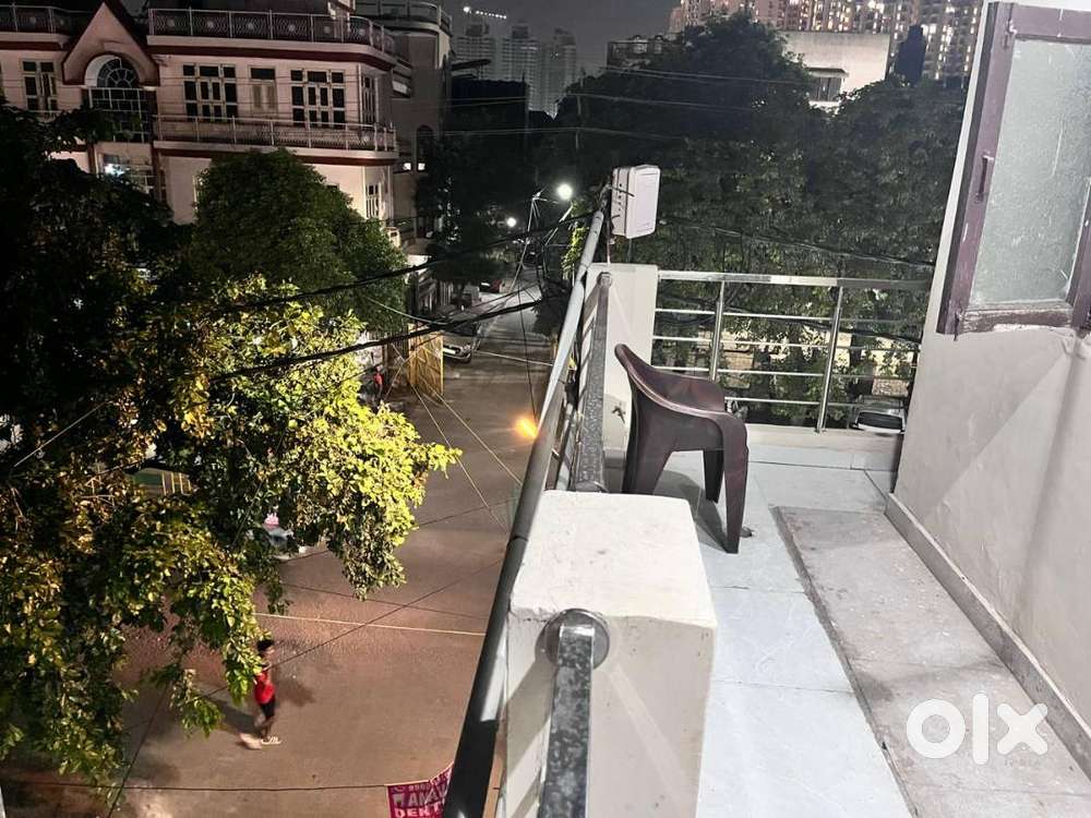 I need one female flatmate