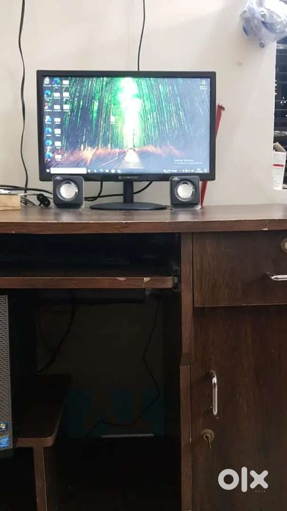 COMPUTER DESKTOP WITH TABLE