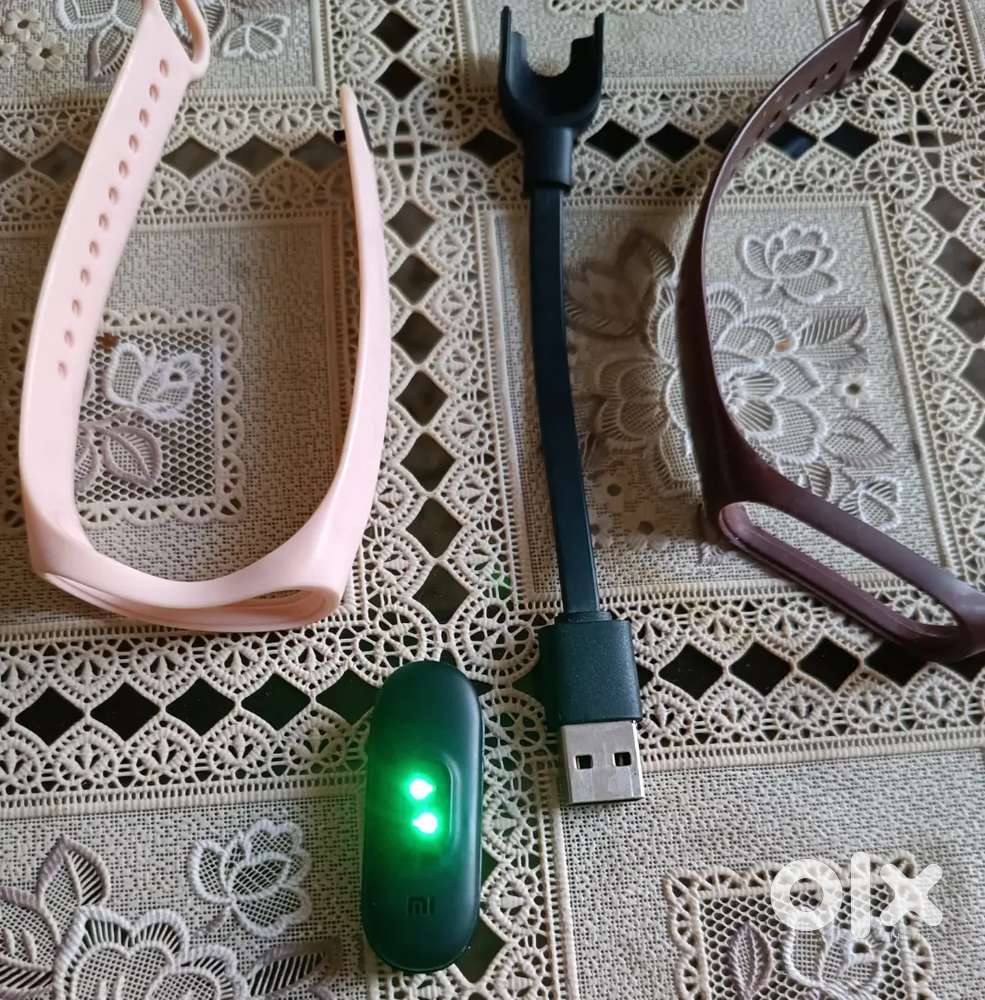 MI FITNESS BAND 3 WITH CHARGER, MANUAL,1 ADDITIONAL STRAP PINK COLOUR