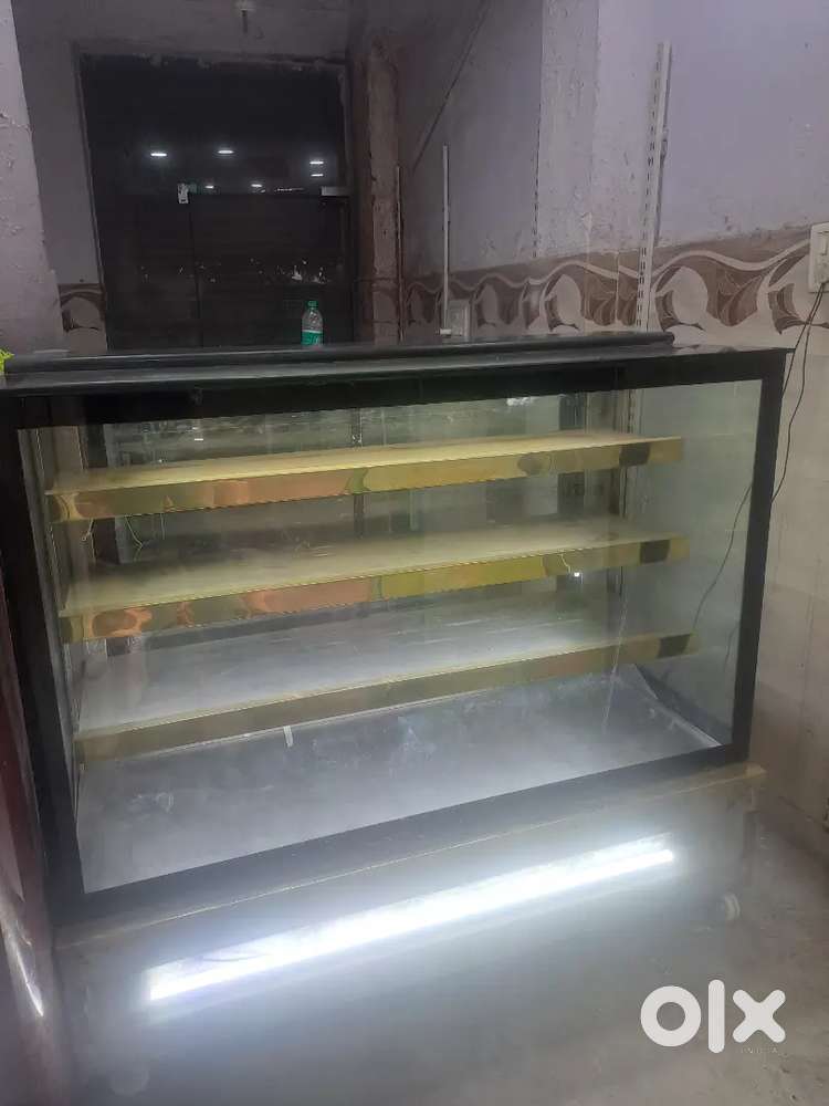 New condition cake pestey display firdge 5 feet